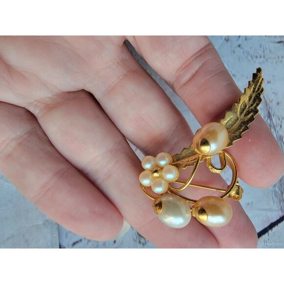 Vintage Gold Tone Brooch Pin With Faux Pearl Cluster Pink White Leaf Details - Picture 3 of 5